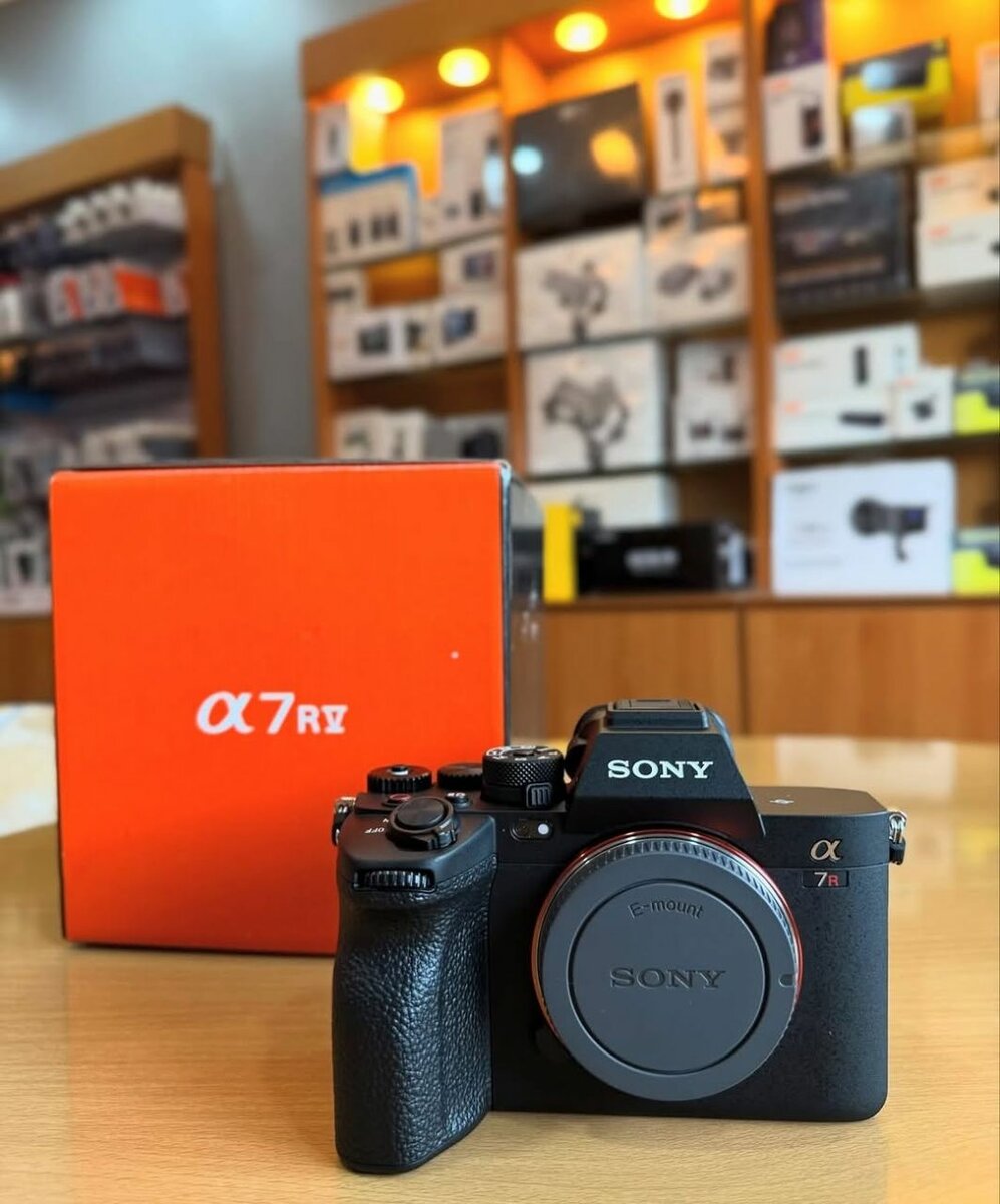 Sony A7R V Mirrorless Camera With 70 -200mm