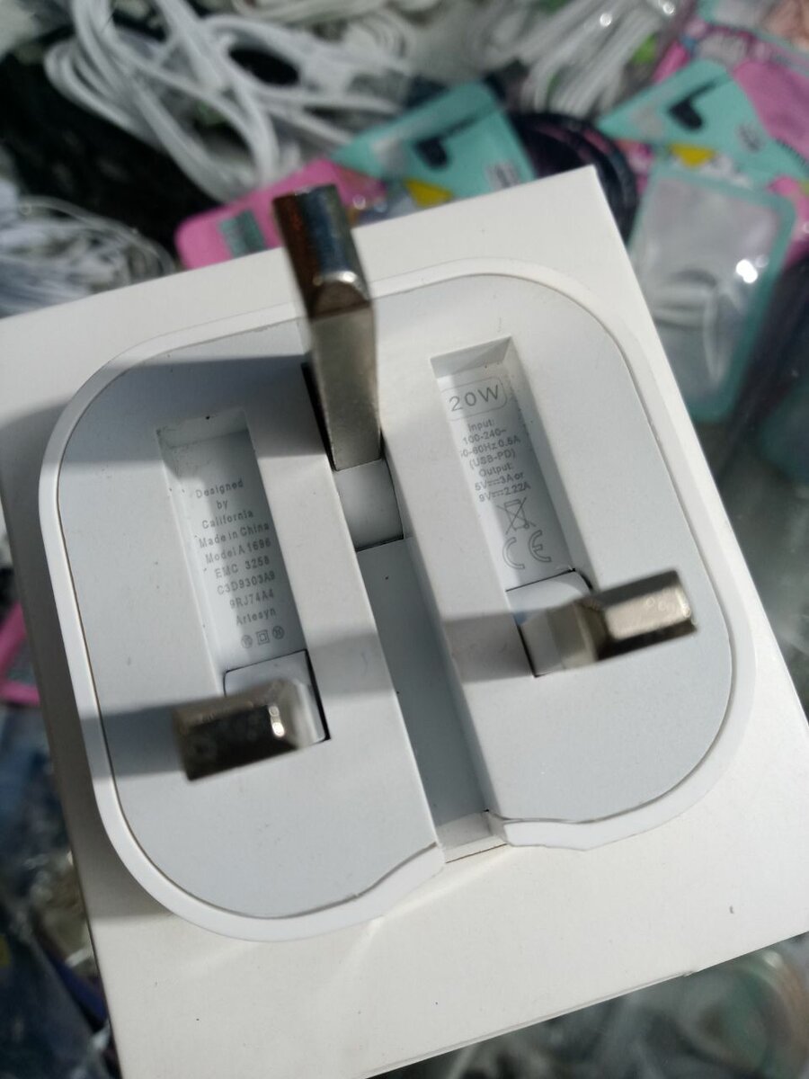 Iphone original 20 watt adopter