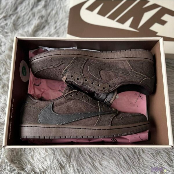 Chaussures Nike Travis Scott