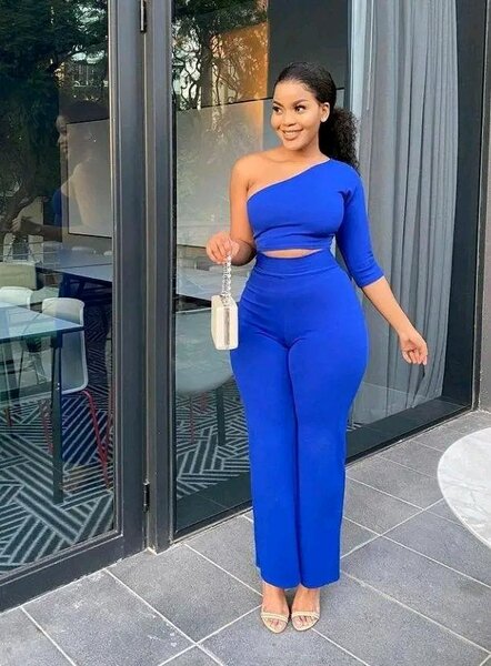 Combinaison bleue élégante