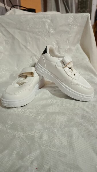 Chaussures blanches enfant