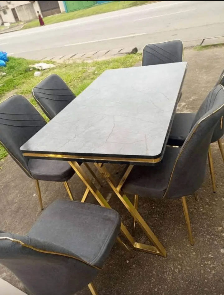 Ensemble table et chaises moderne