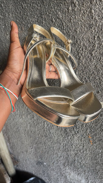 Sandales à talon dorées