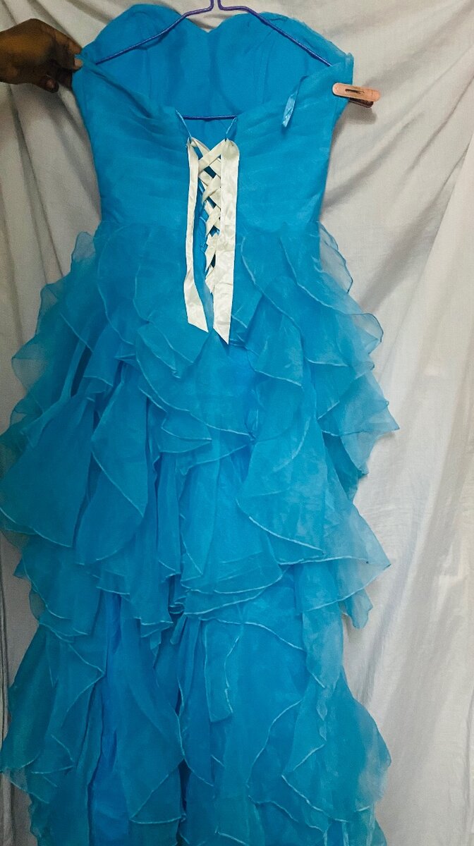 Robe de bal bleu à volants