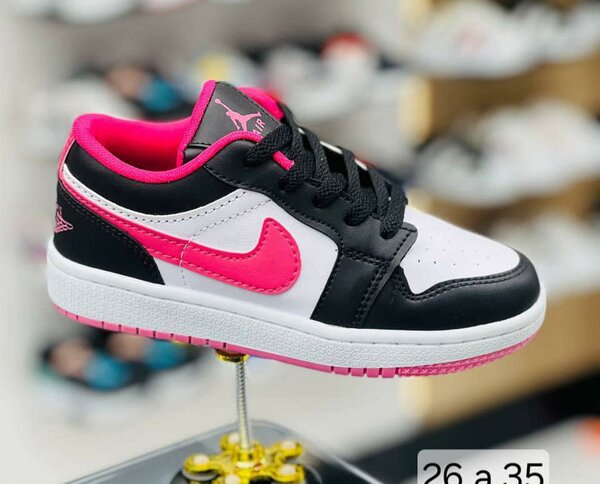 Baskets pour enfants rouge et noir et blanc et rose nike air force 1