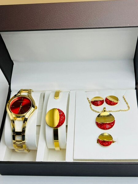 Ensemble montre, bracelet, chaîne et boucles d'oreilles