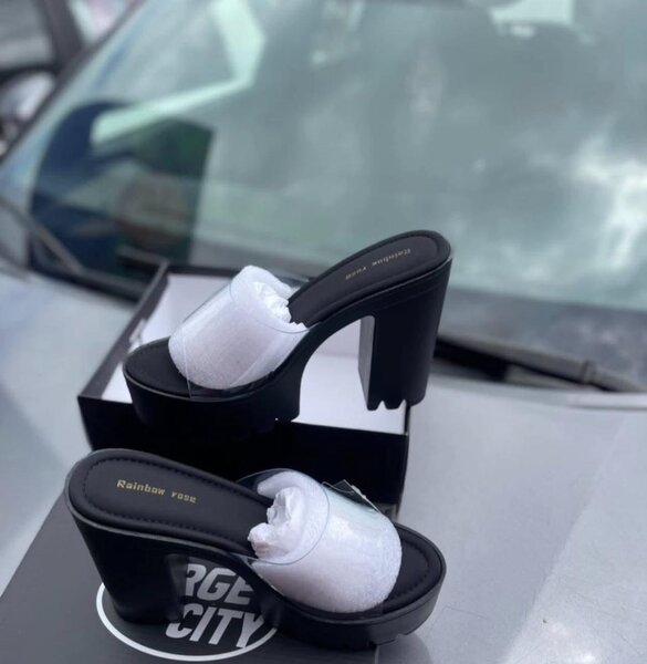 Sandales à talon transparent