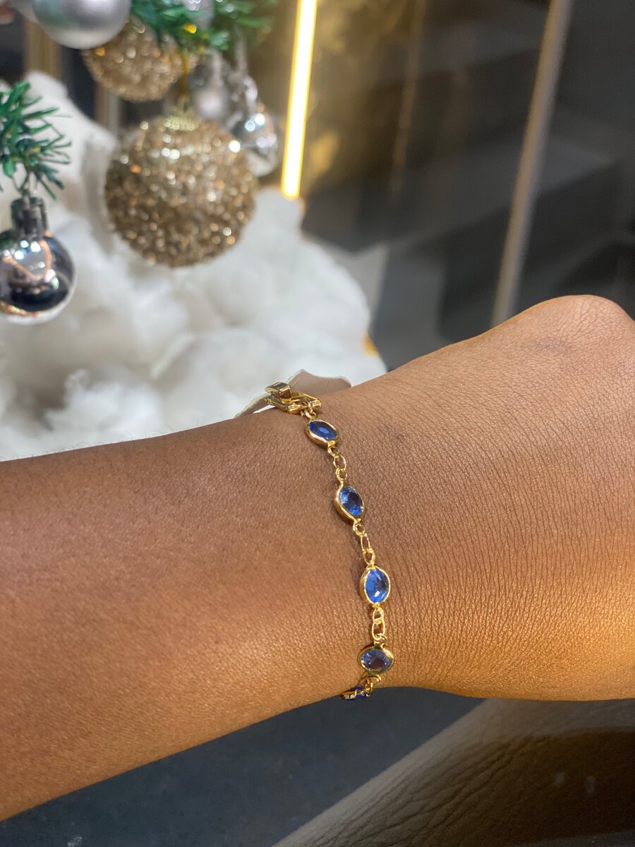 Bracelet en or avec pierres bleues