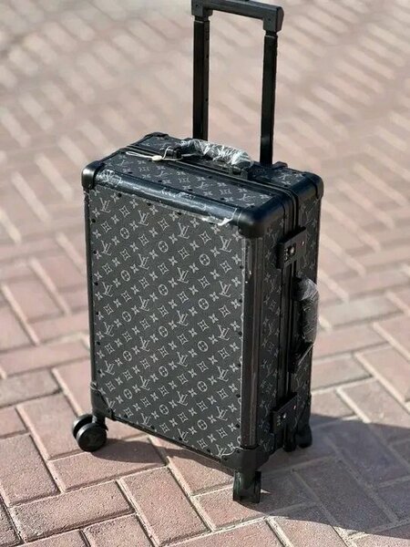 Valise cabine élégante LV