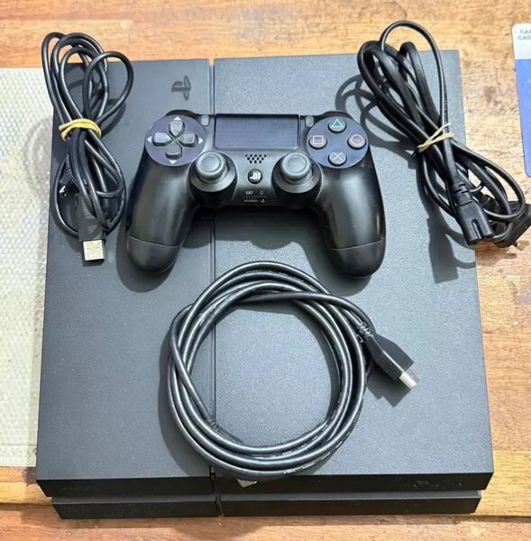 Console PlayStation 4 avec manette