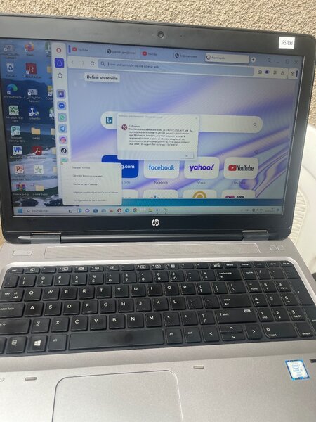 Montre élégante avec bracelet en cuir