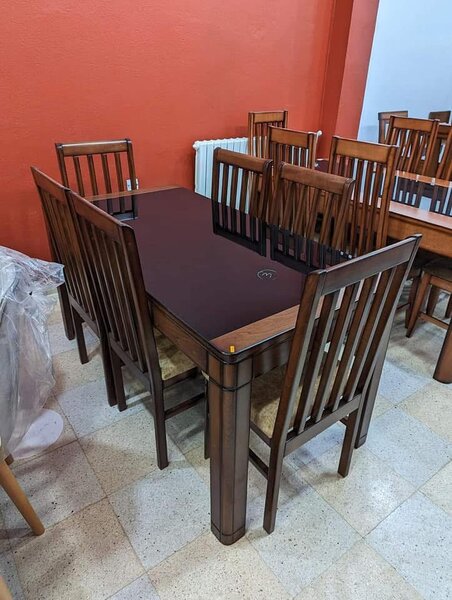 Table à manger plus 6 chaises