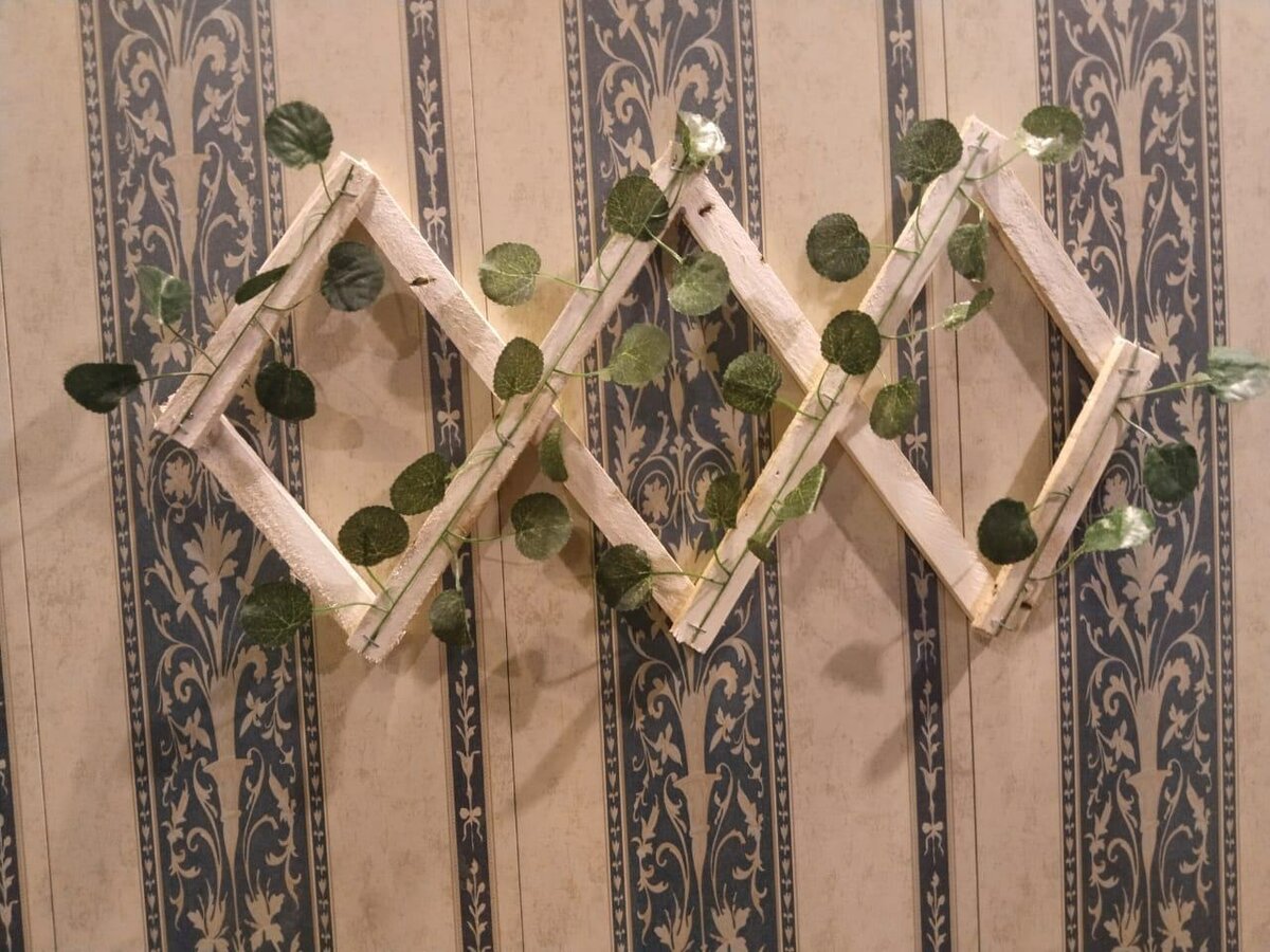 Small fance with artificial bail