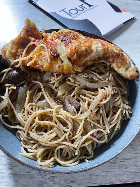 Nouilles sautées avec omelette