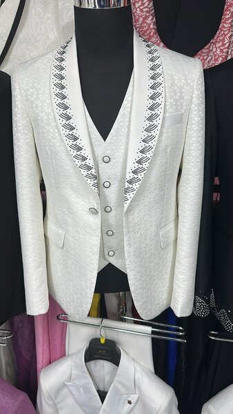 Costume de marié élégant