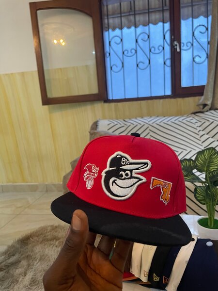 Casquette brodée rouge et noir