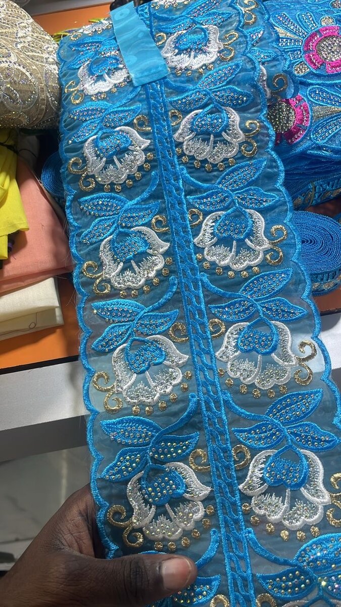 Tissu brodé en dentelle