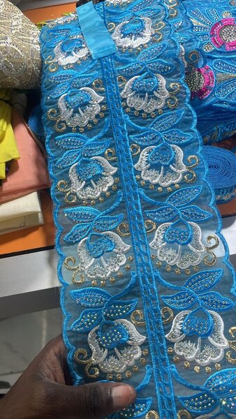 Tissu brodé en dentelle