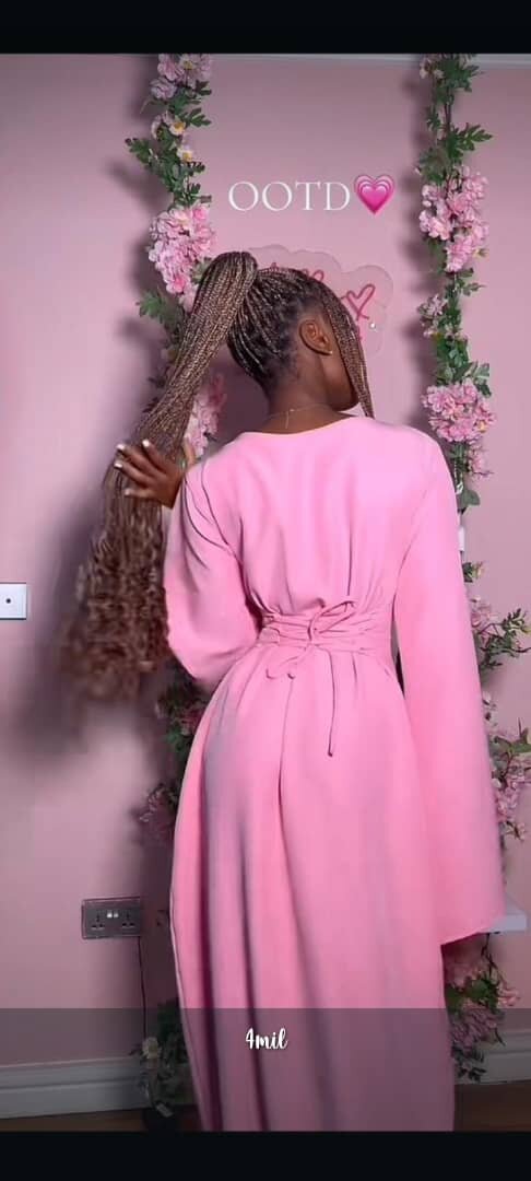 Robe élégante rose manches évasées