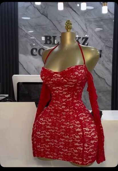 Robe en dentelle rouge élégante