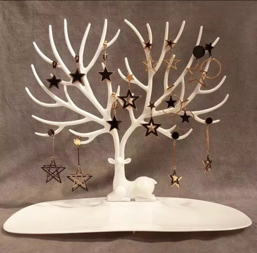 Arbre porte-bijoux élégant