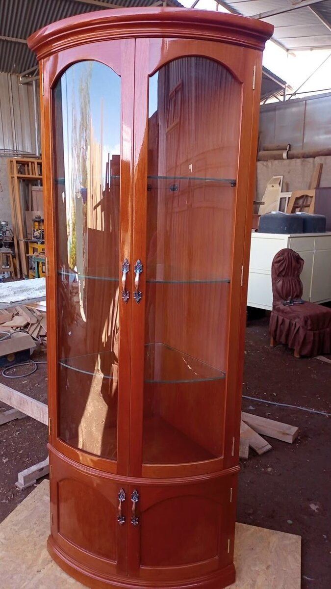 Vitrine d'angle en bois élégante