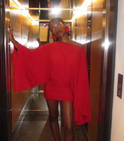 Robe rouge élégante à manches longues