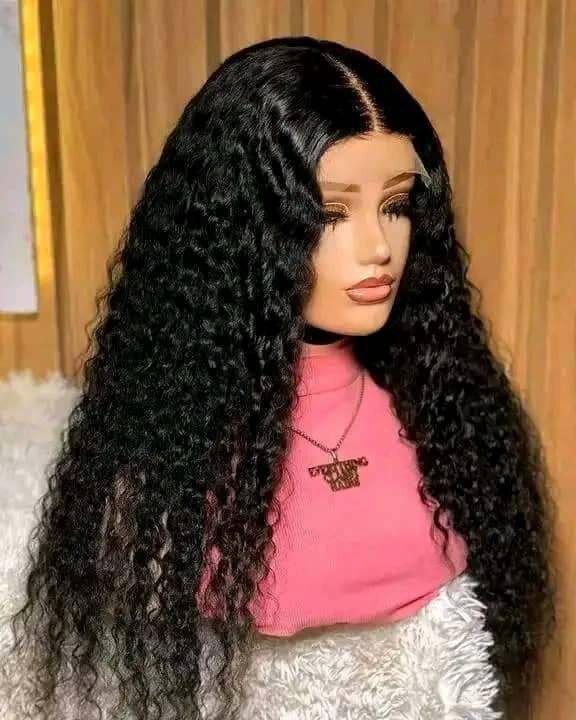 Perruque en dentelle bouclée