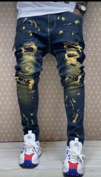 Jeans déchirés et peints