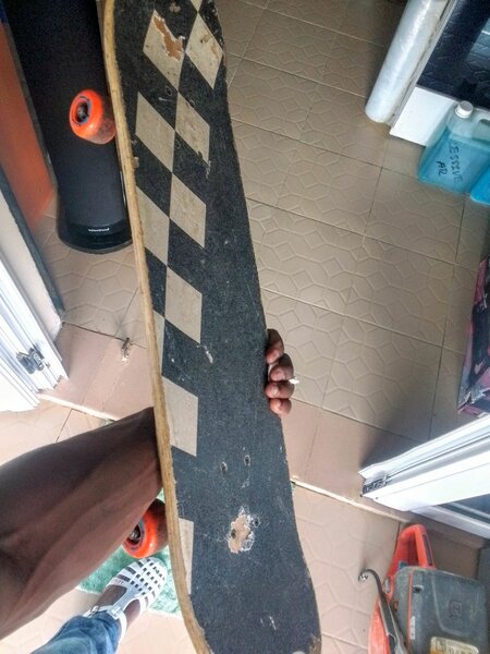 Skateboard robuste avec roues orange