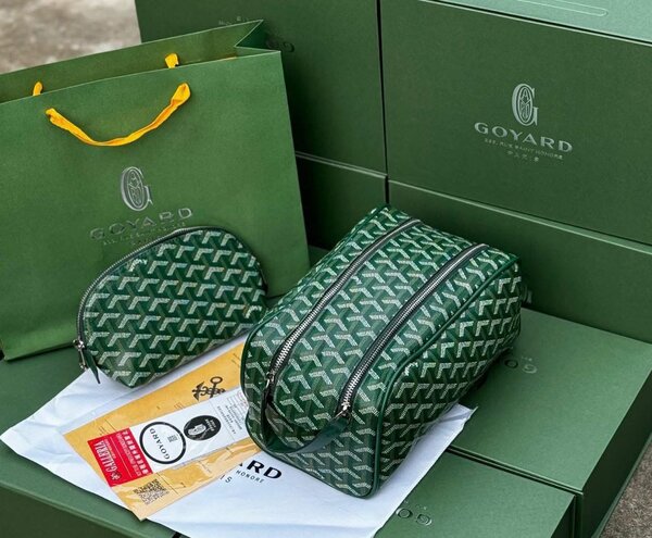 Trousse de toilette et pochette Goyard