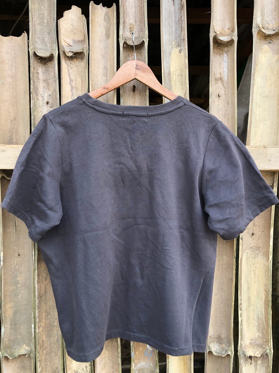 T-shirt noir graphique pour femme