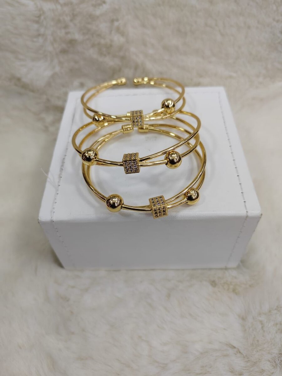 Bracelets dorés élégants