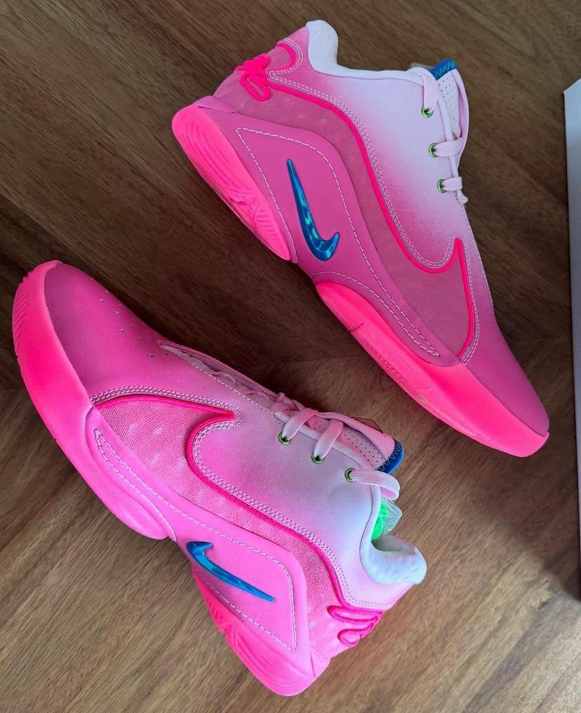 Baskets roses futuristes