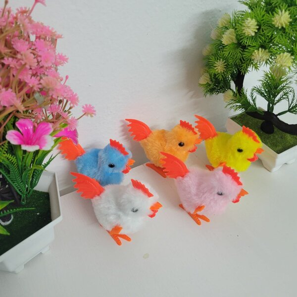 Poussin en mouvement, jouet amusant, sautant, marchant