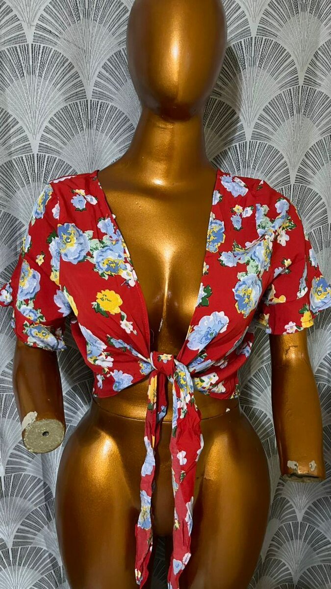 Top fleuri rouge élégant