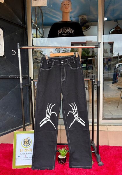 Pantalon noir avec imprimé squelette