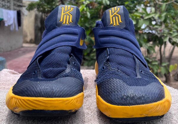NikeKyrie 2 'Cavs'