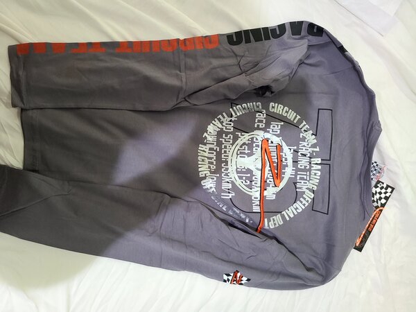 Long-sleeved t-shirt