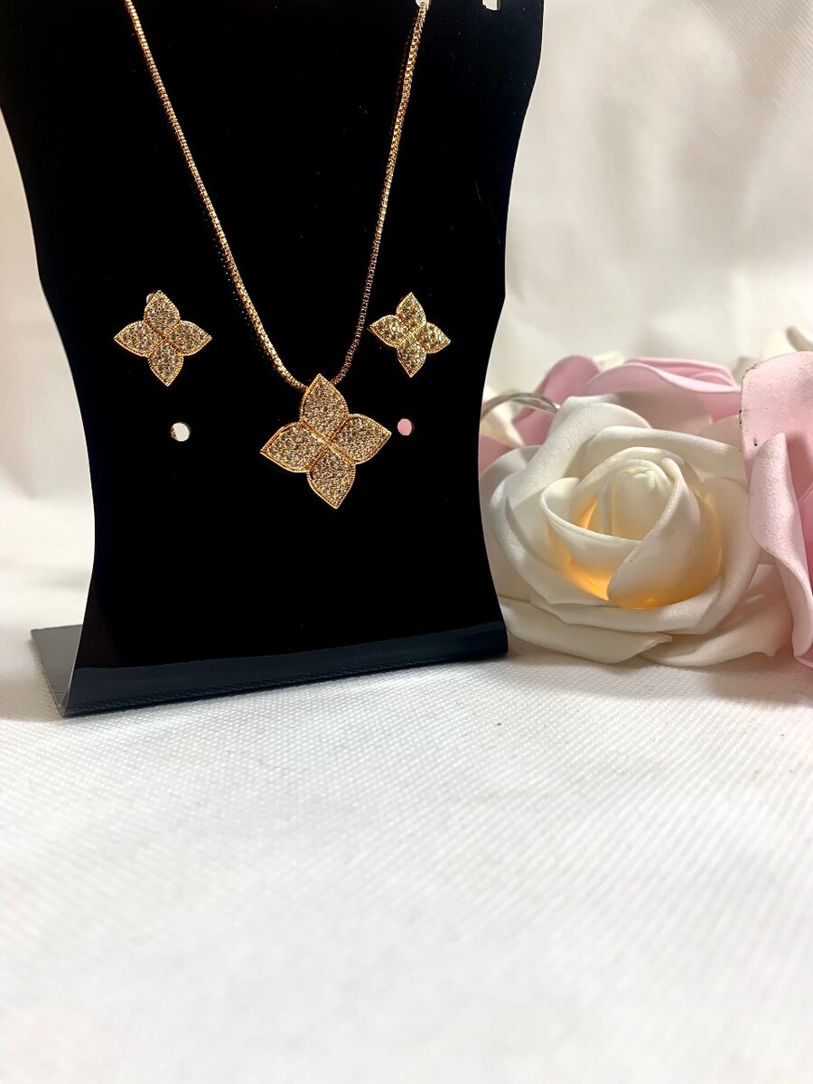 Golden Pendant Chain