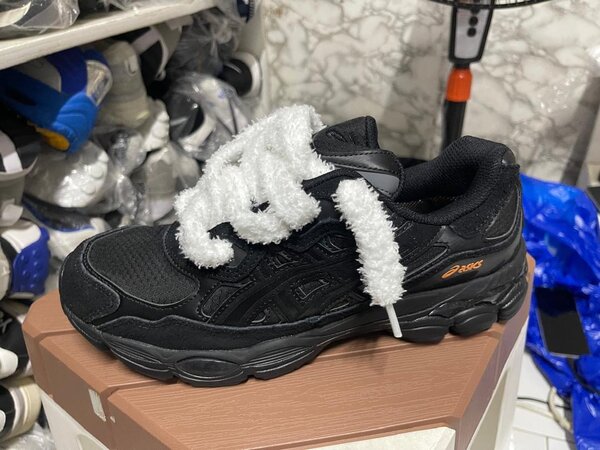 Asics noir avec lacets fluffy