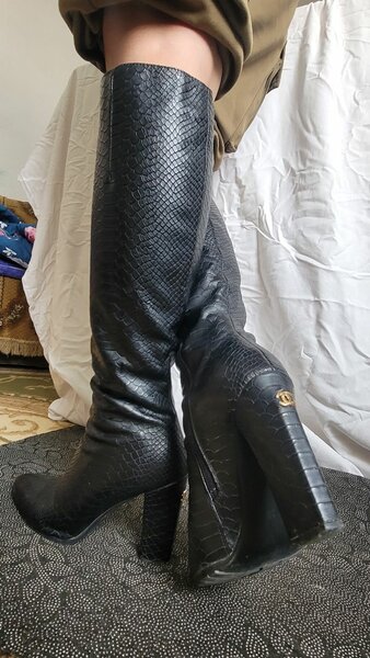 Кожаные сапоги на каблуках