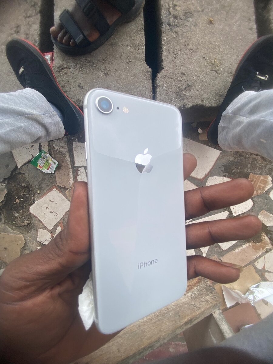 iPhone argent élégant débloqué