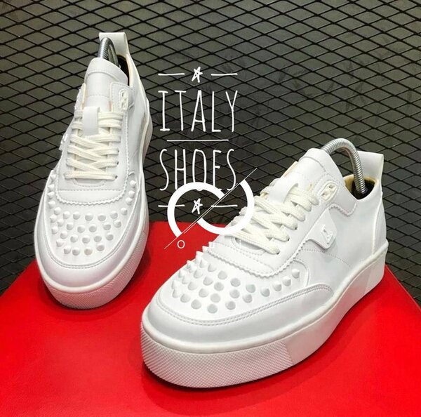 Baskets blanches à clous