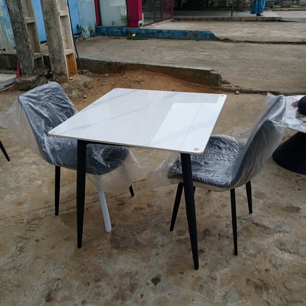 Table et chaises modernes
