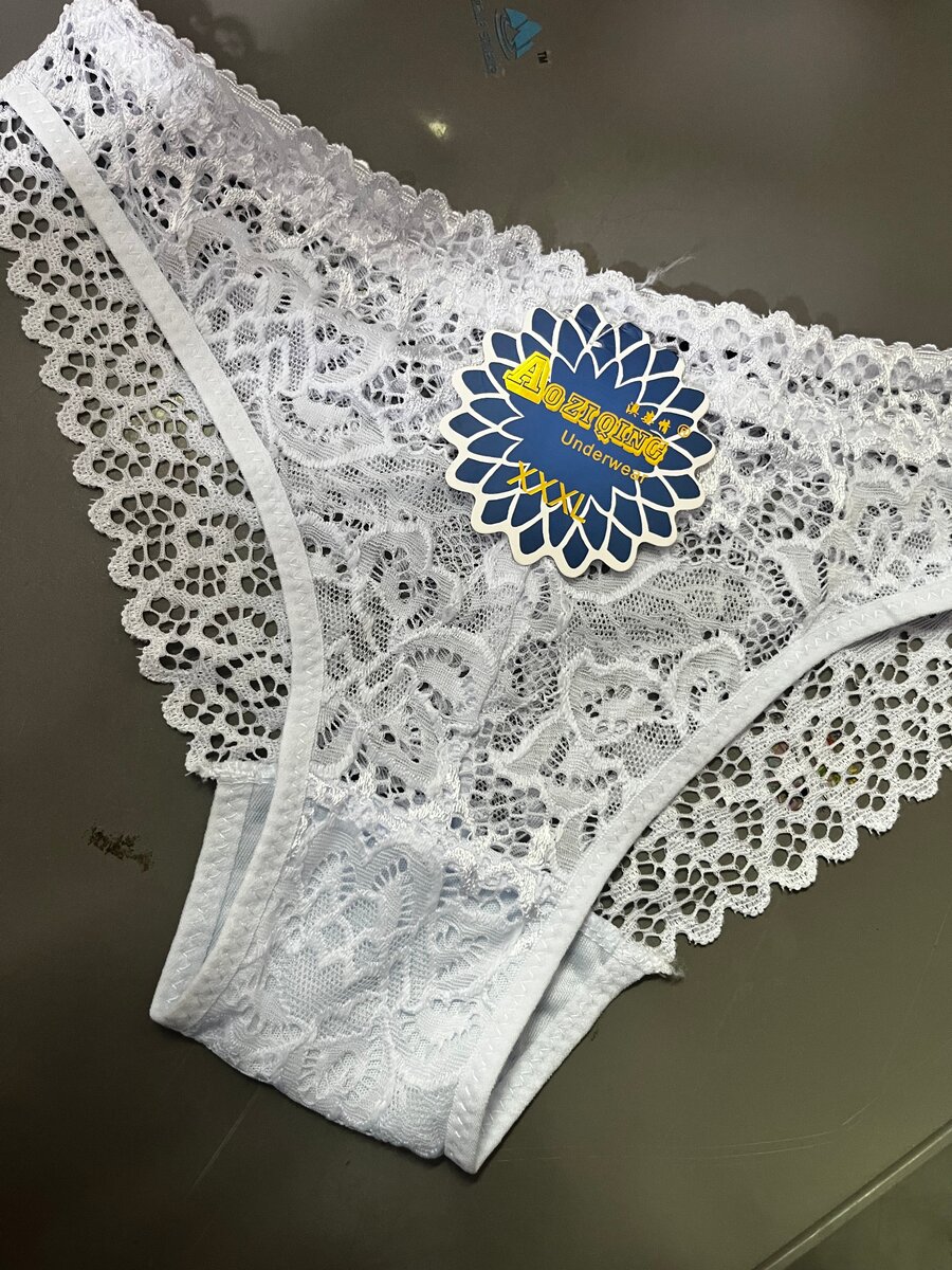 Culottes en dentelle colorées