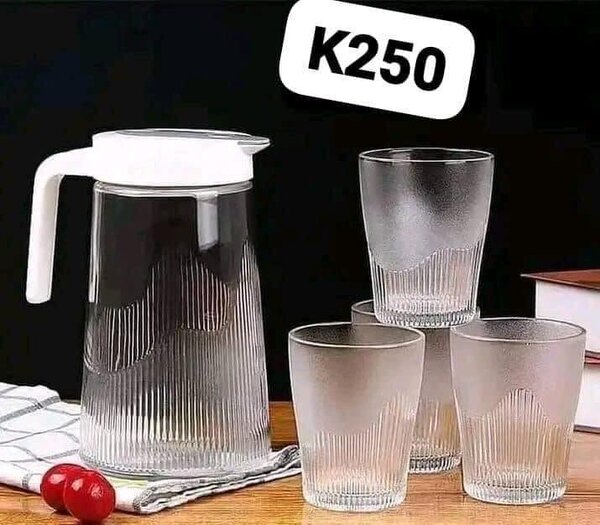 Set of decanter with glasses