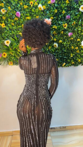 Robe élégante noire pailletée