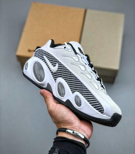 Basket Nike nocta dans carton