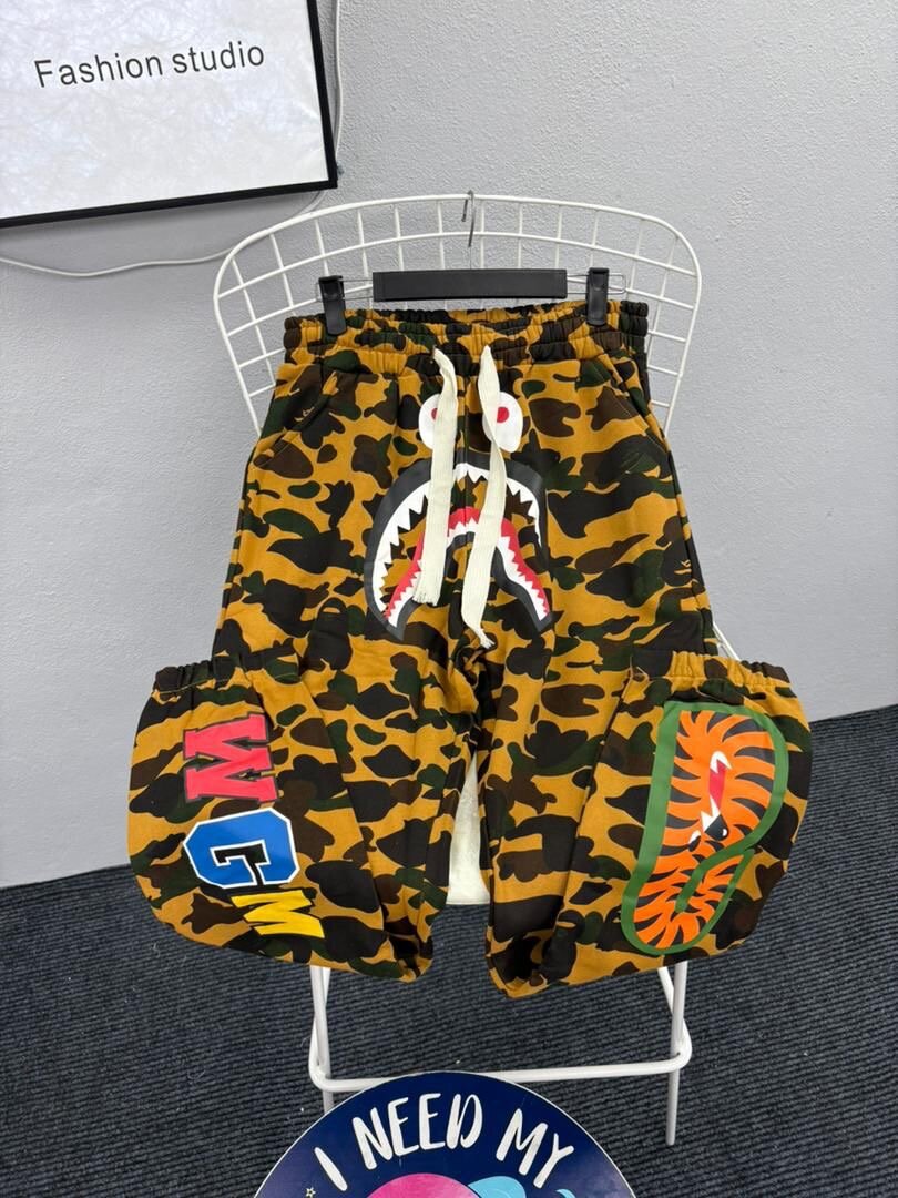 Shorts camouflage requin